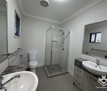 Renovated Spacious Townhouse with Ducted Air Con - Photo 3