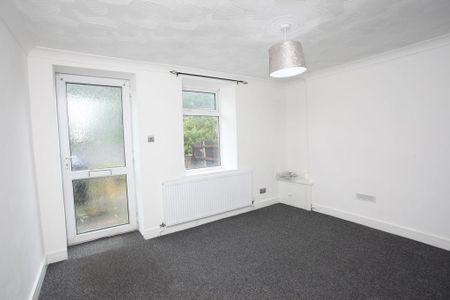 2 bedroom end of terrace house to rent - Photo 2