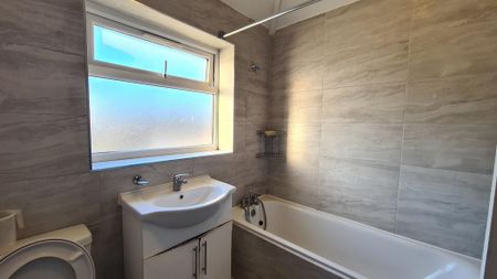 4 bedroom semi-detached house to rent - Photo 5