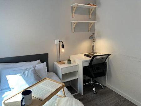 Calle de Pradales, Madrid, Community of Madrid 28047 - Photo 2