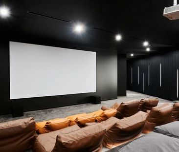 Spacious two-bedroom apartment with stunning lake views. - Photo 1