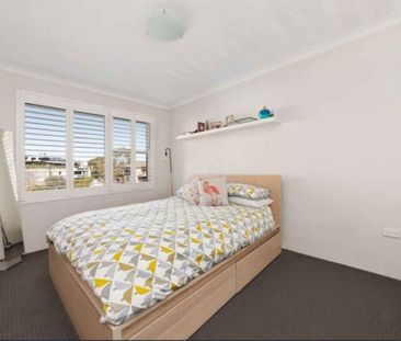 Light-Filled Top-Floor Apartment for Lease in Prime Queens Park Loc... - Photo 6