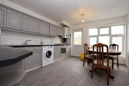 3 bedroom semi-detached house to rent - Photo 5