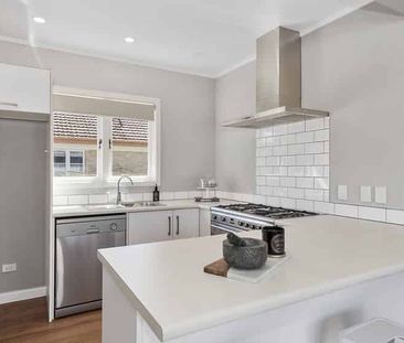 4 Bedrooms Hamilton East - Photo 2