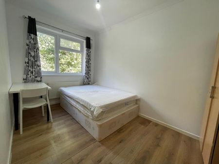 4 bedroom flat to rent - Photo 3