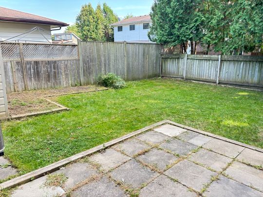 For Lease - 5842 Frontenac Street, Niagara Falls, Ontario - Photo 1