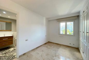 Elegante apartamento con terraza, piscina, vistas al mar, parking, 3 dormitorios. San Agustin, Palma.