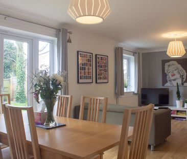 Windrush Court Room 6 - Photo 2