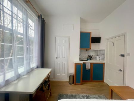 A studio apartment in a period building only 5 minutes away from Hammersmith tube station, W6 - Photo 2