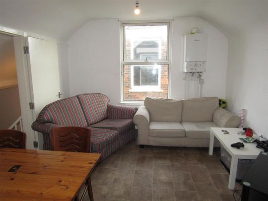 4 bedroom flat to rent - Photo 1