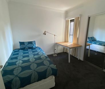 Caulfield East - Photo 4