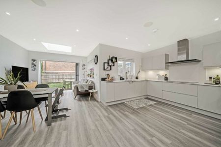 Orchard Farm Avenue, East Molesey, KT8 - Photo 2