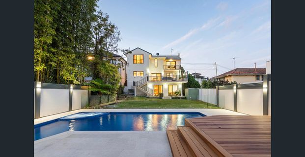 Poolside family sanctuary in leafy surroundings - Photo 1