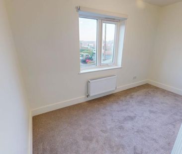 3 bedroom flat to rent - Photo 3