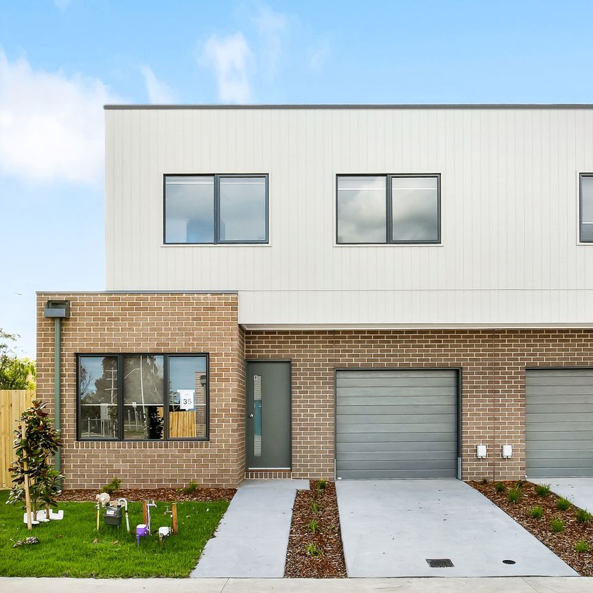 8 Cumin Way, Cranbourne East VIC 3977 - Townhouse For Rent | Domain - Photo 2