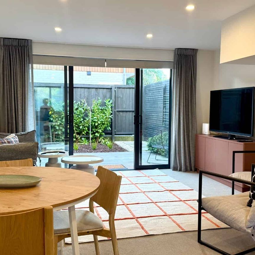 BEAUTIFULLY PRESENTED FULLY FURNISHED MODERN TOWNHOUSE IN PRIME LOCATION! - Photo 1