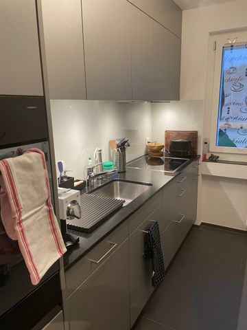 Bel appartement rénové de 3 pièces avec place de parking dans un endroit calme à Zurich - Photo 3