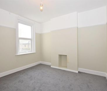 3 bedroom flat to rent - Photo 3