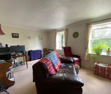 2 Bedroom Flat / Apartment - Pound Road, Aldershot - Photo 6