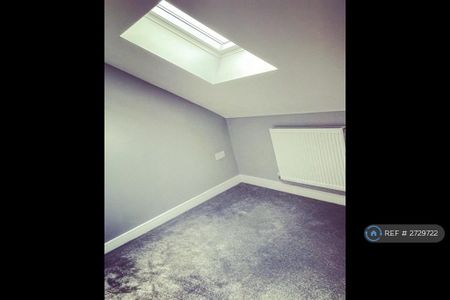 3 bedroom flat to rent - Photo 2