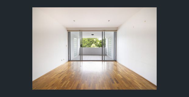 One-bedroom apartment in resort-style complex - Photo 1