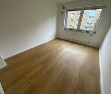 Frisch renovierte 2 Zimmer-Wohung mit Balkon, Tageslichtbad mit Wan... - Foto 1