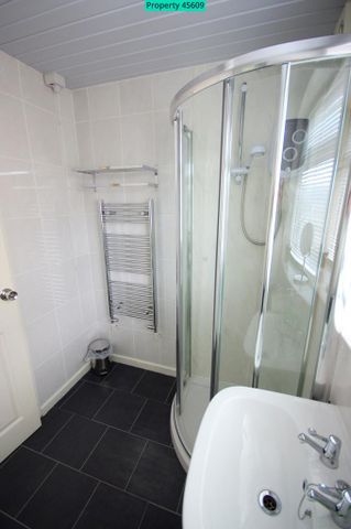 2 bedroom semi-detached bungalow to rent - Photo 2