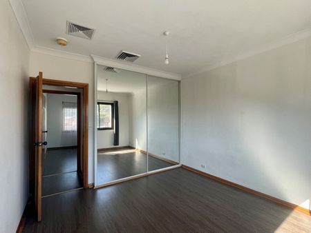 Large bright shop top 2-bedroom flat - Photo 2