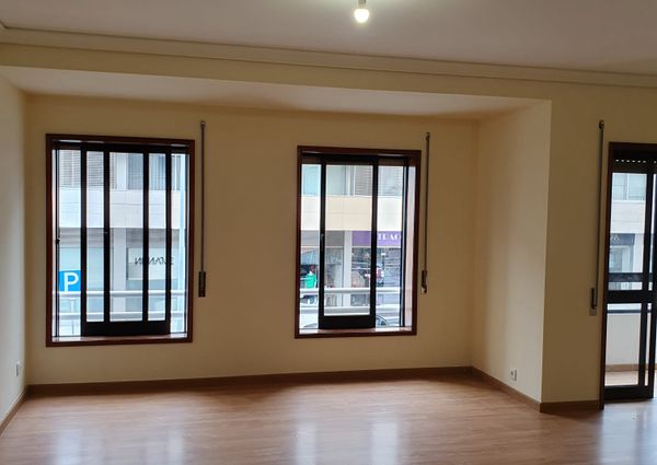Apartamento T3 situado na zona residencial da Forca, em Aveiro.