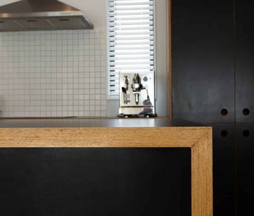 Moments from the Beach – Modern, Cosy & Low-Maintenance Living - Photo 1