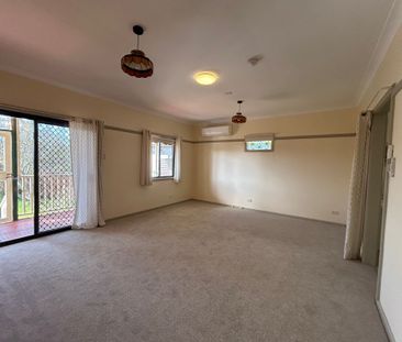 Newly renovated 3-bedroom family house with new carpet and Sunny de... - Photo 1