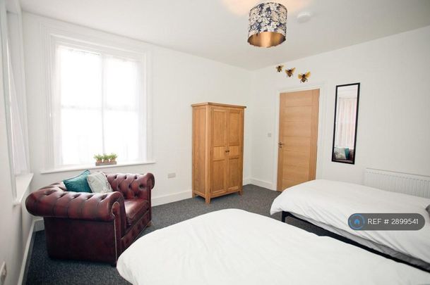 4 bedroom flat to rent - Photo 1