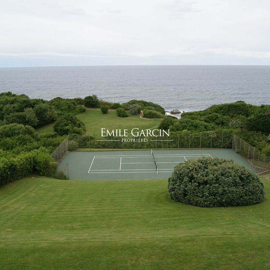 Maison à louer à Saint Jean de Luz, quartier Sainte Barbe avec piscine, tennis et vue océan. - Photo 1