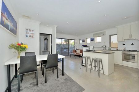 Bright, Modern & Low-Maintenance - Photo 3