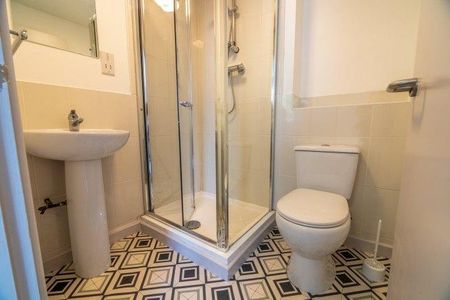 1 bedroom in a house share to rent - Photo 4