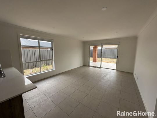 Modern 4-Bedroom Family Home in Munno Para Downs! - Photo 1