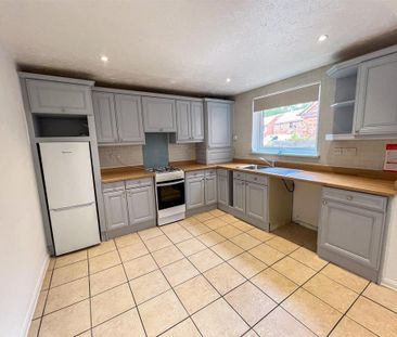 3 bedroom end of terrace house to rent - Photo 4