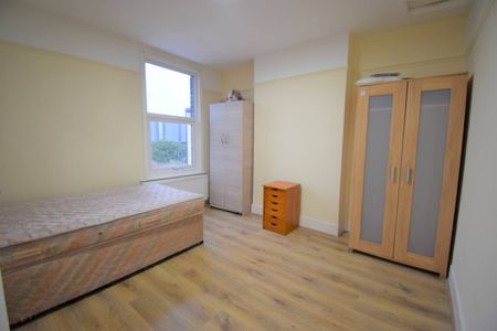 Three bedroom house close to King Georges Hospital - £2350 - Photo 4