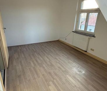 Helle Dachgeschosswohnung – renoviert, Garten, Garage - Photo 1