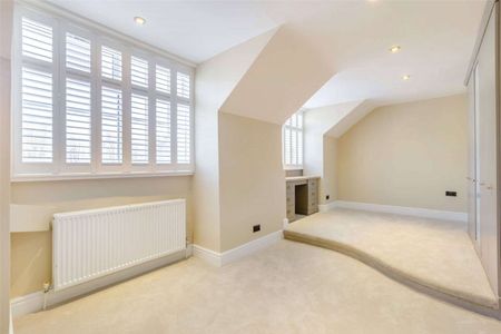 Superb Luxury home with indoor pool, outdoor kitchen and wraparound garden, beautifully furnished and well located, backing onto Mere Golf Course between Knutsford and Hale - Photo 5