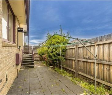 Bright & Spacious 2-Bedroom Unit in Prime Box Hill South - Photo 3