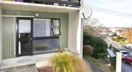 Tidy Apartment in Prime Location - Photo 2