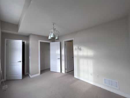 For Lease - 438 Kwapis Boulevard, Newmarket, Ontario - Photo 2