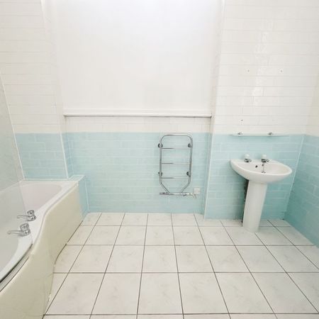 2 Bedroom Flat, The Drive, Hove - Photo 5