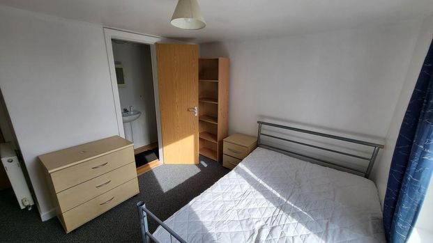 1 bedroom in a house share to rent - Photo 1