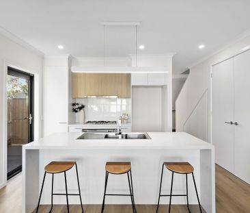 Air- conditioned Main Bedroom Park fronted 4 bedroom Masterpiece - Photo 1