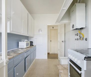 Room in a shared 5-bedroom apartment for rent in Lisbon, bills included - Photo 2