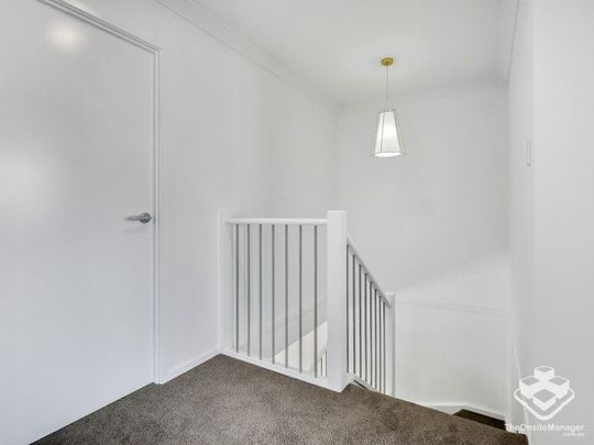 Near new luxury 3-bed townhouse - Photo 1