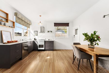 Art Deco Classic on the High Side of the Street - Photo 5