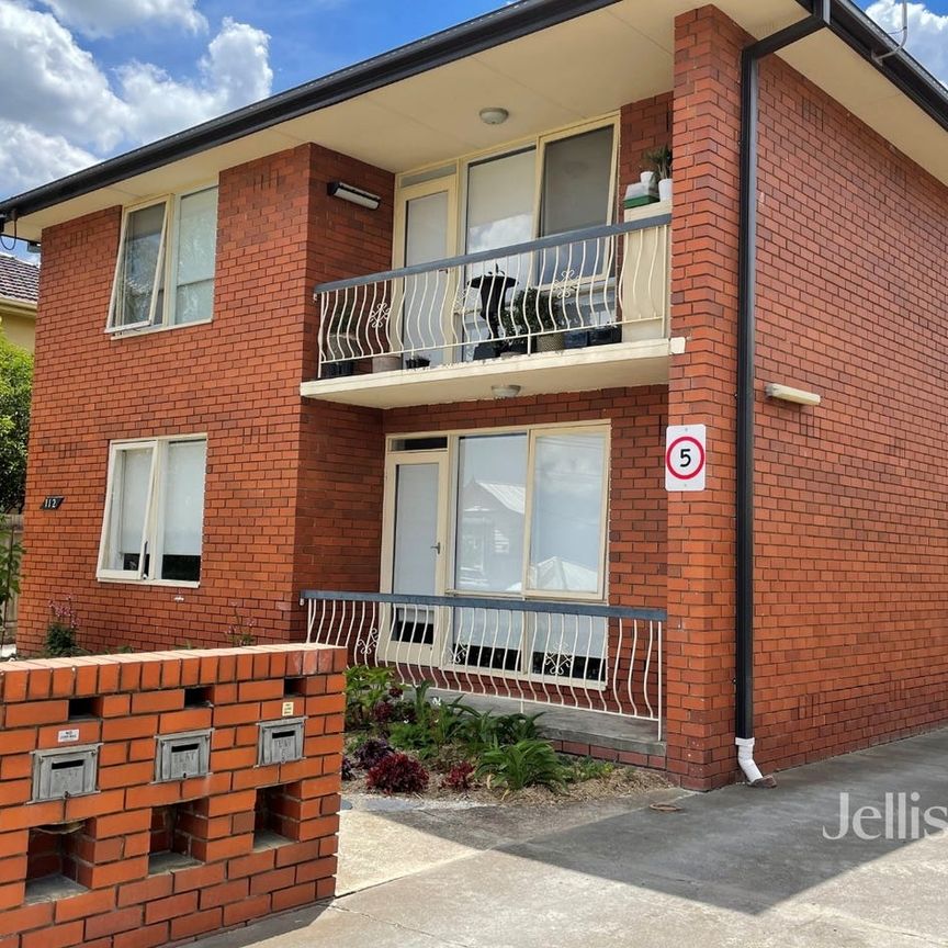 Comfortable Two-Bedroom Apartment in Prime Location - Photo 1